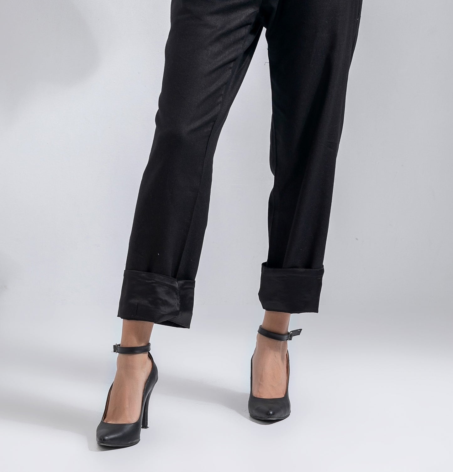 Linen Glow AURA's black pants