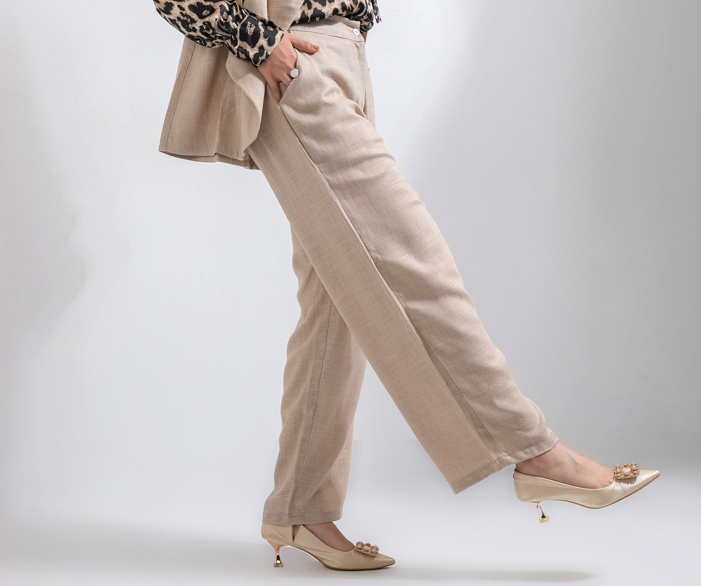 Linen Glow AURA's beig pants