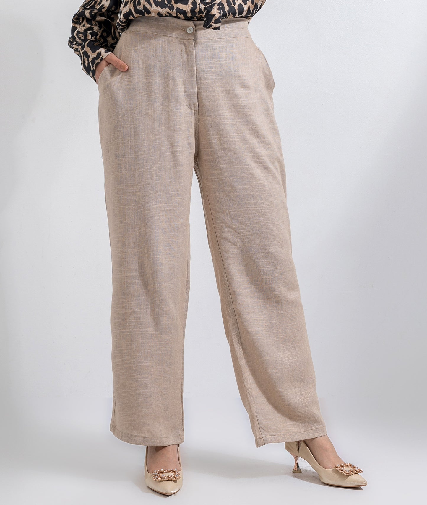 Linen Glow AURA's beig pants