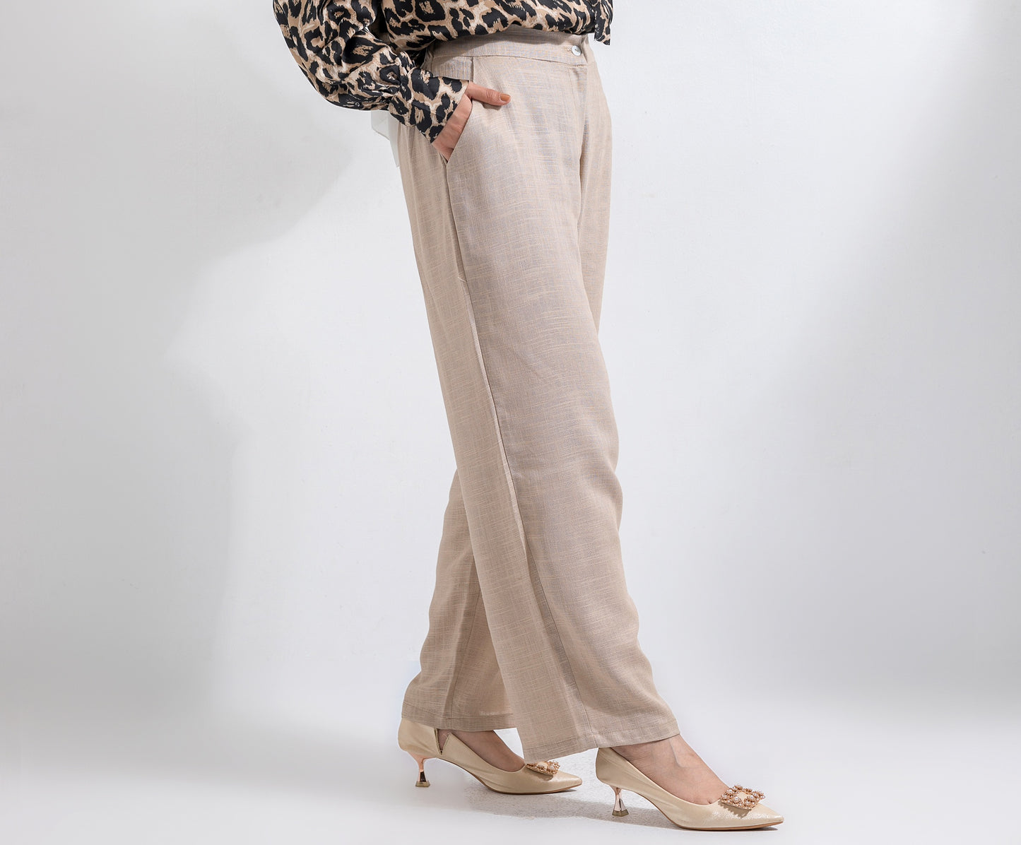 Linen Glow AURA's beig pants